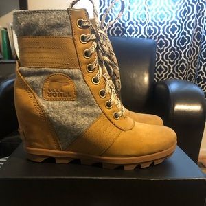 Joan of Arcadia wedge waterproof boot